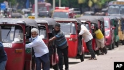 资料照：2022年4月13日星期三，斯里兰卡科伦坡，三轮车司机在加油站附近排队购买汽油。（美联社）