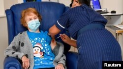 Margaret Keenan, de 90 años, es la primera paciente en Gran Bretaña en recibir la vacuna COVID-19 de Pfizer / BioNtech en el Hospital Universitario, el martes 8 de diciembre de 2020.