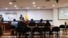 ARCHIVO - La gente sigue en una pantalla de proyección el juicio de cinco personas acusadas de participar en el asesinato del candidato presidencial anticorrupción ecuatoriano Fernando Villavicencio, en Quito, Ecuador, el 25 de junio de 2024.