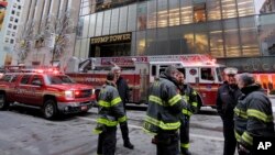 Vehículos del Departamento de Bomberos de Nueva York llegaron a la Torre Trump en Fifth Avenue, el lunes, 8 de enero de 2017.