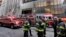 Vehículos del Departamento de Bomberos de Nueva York llegaron a la Torre Trump en Fifth Avenue, el lunes, 8 de enero de 2017.