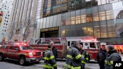 Kendaraan dan para petugas pemadam kebakaran New York berada di lokasi kebakaran di Fifth Avenue, depan Trump Tower, di New York, Senin, 8 Januari 2018. 