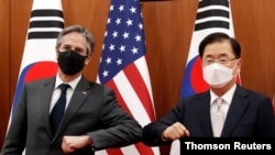 17일 서울을 방문한 토니 블링컨 미국 국무장관(왼쪽)이 외교부 청사에서 정의용 한국 외교장관과 회담에 앞서 팔꿈치 인사를 하고 있다.