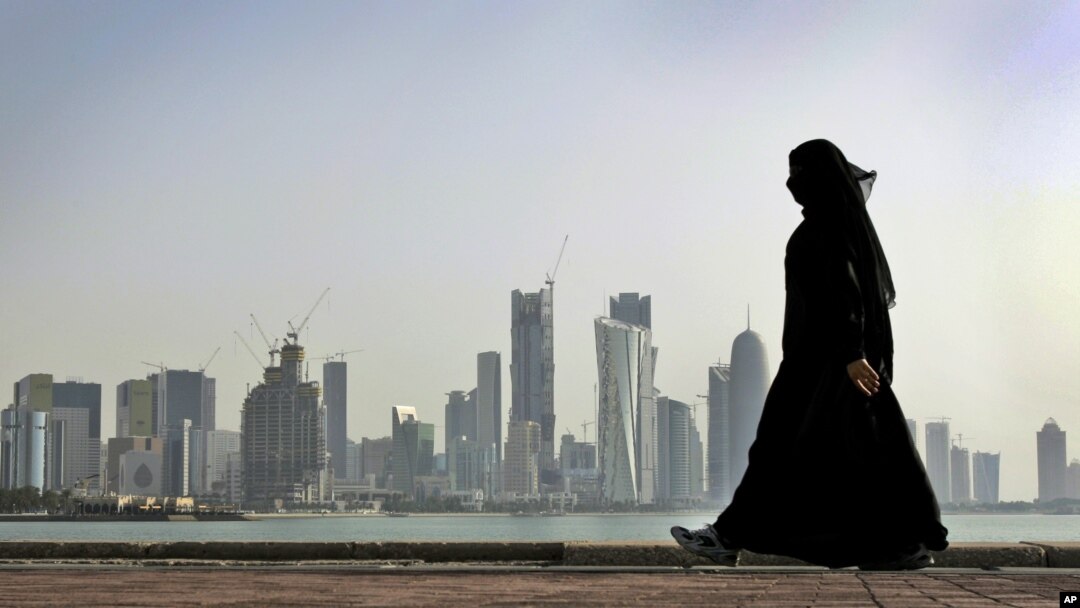 Một phụ nữ Qatar đi bộ ở Doha, Qatar, ngày 14 tháng 5 năm 2016.