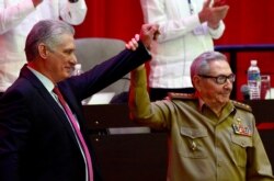 쿠바 공산당 중앙위원회가 19일 제8차 전당대회 마지막 날 미겔 디아스카넬 대통령(왼쪽)을 라울 카스트로 총서기(오른쪽)를 이을 후임 총서기로 선출했다.