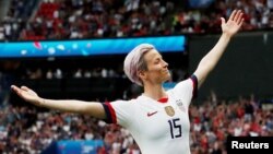 Megan Rapinoe merayakan gol pertama timnas sepak bola putri AS dalam laga perempat final antara AS dan Perancis di Parc des Princes, Paris, Perancis, 28 Juni 2019. (Foto: Reuters)