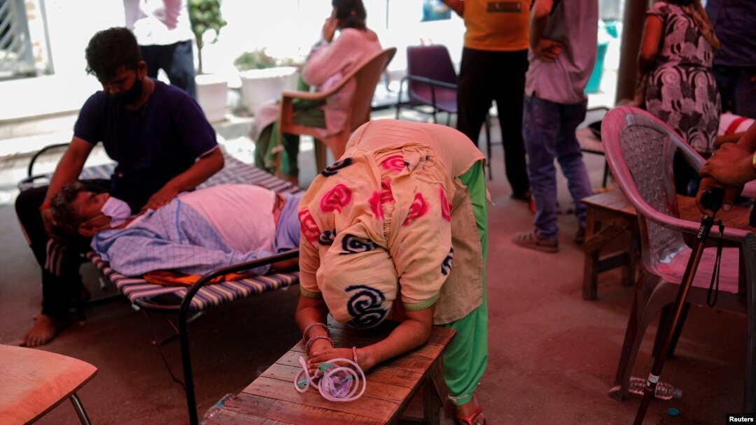Istri dari pria yang bernama Nanhe Pal, 52, menangis saat memohon bantuan oksigen untuk suaminya, yang menderita gangguan pernapasan di Gurudwara (kuil Sikh), di tengah penyebaran COVID-19, di Ghaziabad, India, 3 Mei 2021. (Foto: Reuters)