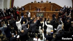 Deputies of the Venezuelan National Assembly vote during a session in Caracas, Jan. 5, 2016. 