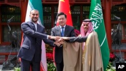 Dari kiri: Menllu Iran Hossein Amirabdollahian, Menlu China Qin Gang, dan Menlu Saudi Pangeran Faisal bin Farhan Al Saud dalam pembicaraan di Beijing 6 April 2023. Beijing berhasil memediasi pemulihan hubungan Saudi-Iran tahun lalu. 