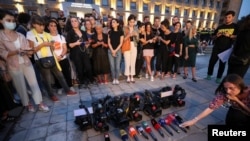 Представители СМИ проводят акцию памяти, посвященную погибшему телеоператору Александру Лашкараве, перед зданием правительства в Тбилиси. 11 июля 2021 года.