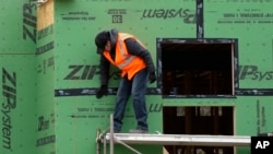 Un trabajador asegura el revestimiento en un sitio de construcción residencial en Mount Prospect, Illinois, el 18 de marzo de 2024.