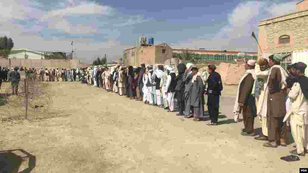 د کندهار په ښار کې د رای ورکوونکو اوږده کتارونه