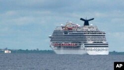 El barco Carnival Magic pasa cerca de Cozumel, México, donde no se le permitió atracar.