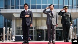 2026년 6월 28일 서울 국방부에서 열린 환영식에서 고이즈미 신지로 일본 방위상(왼쪽)과 안규백 한국 국방부 장관이 국기에 경례하고 있다.
