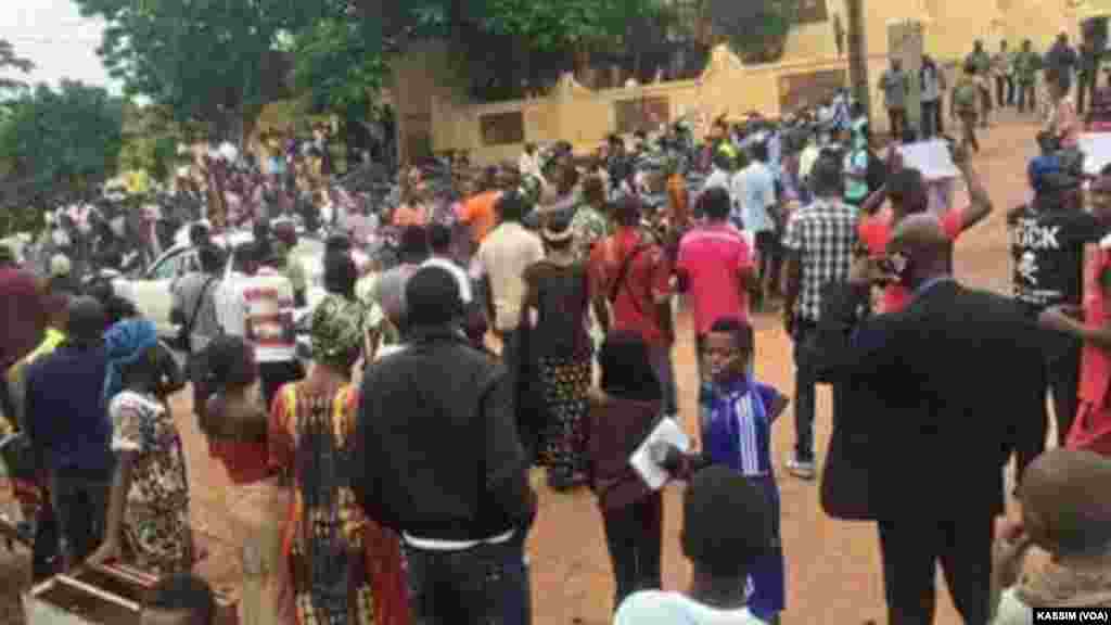 Manifestaion devant le tribunal dans la commune&nbsp;IV, Bamako, le 17 août, 2016. (VOA/Kassim Traoré)