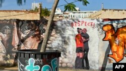 Mural italijanskog umetnika Salvatora Benintendea poznatog pod nadimkom TvBoy u Barseloni, 1. septembra 2023. (Foto: AFP/Pau Barrena)