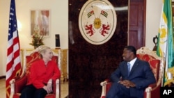 Hillary Clinton com o presidente Faure Gnassingbe no Palácio Presidencial, em Lomé.