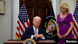 조 바이든 대통령이 25일 백악관에서 새 총기 규제 법안에 서명하고 있다. (로이터)