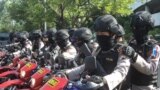 Polisi bermotor bersenjata lengkap dalam pengamanan wilayah (foto:VOA/Yudha Satriawan)