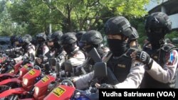 Polisi bermotor bersenjata lengkap dalam pengamanan wilayah (foto:VOA/Yudha Satriawan)