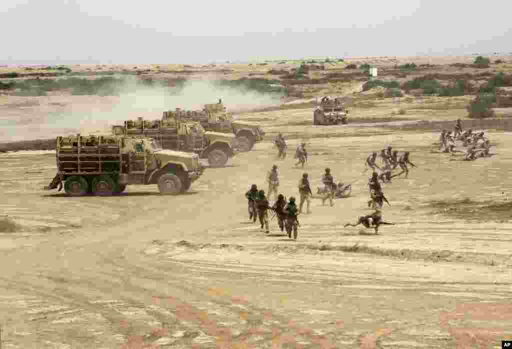 Iraqi, U.S. and Spanish soldiers participate in a training mission outside Baghdad, May 27, 2015. 