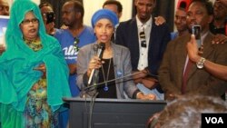 Ilhan Omar donne un discours après sa victoire à la primaire de Minneapolis, visant le poste de législateur, pour devenir la première Somali-Américaine a être élue a ce poste, le 9 août 2016. (M. Olad Hassan/VOA)