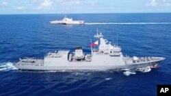 Kapal induk Filipina BRP Jose Rizal (FF150), kanan, dan USS Gabriel Giffords (LCS 10) selama latihan taktis antara Filipina dan Amerika Serikat di Laut Filipina Barat pada Kamis, 23 November 2023. (Foto: via AP)