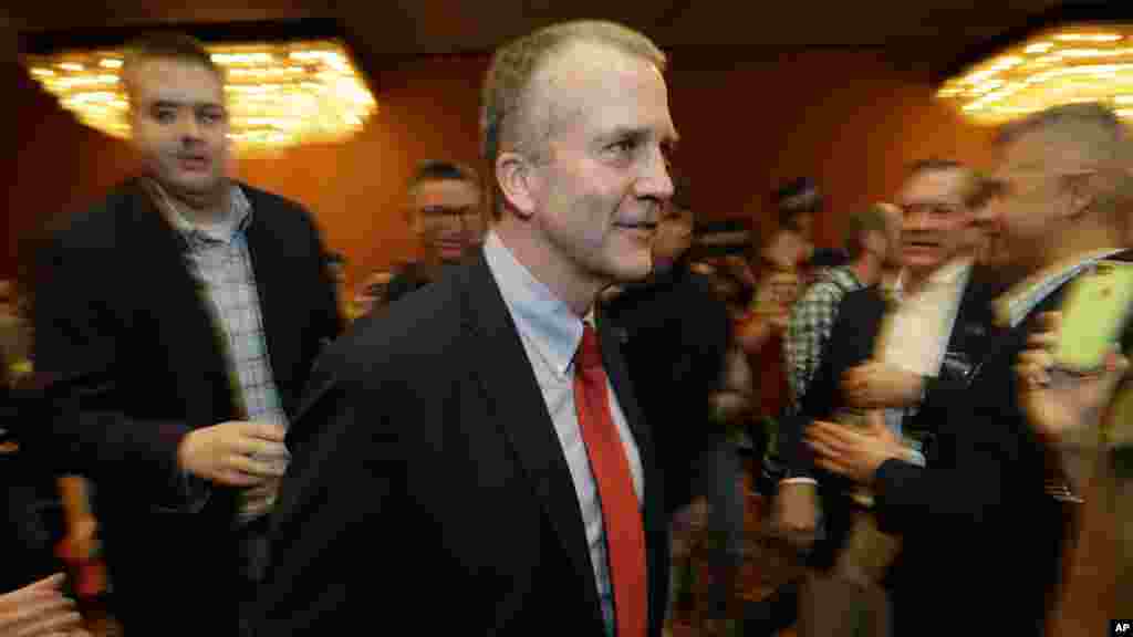 Le candidat républicain au Sénat américain Dan Sullivan, au milieu de ses supporters, s&rsquo;avance vers l&rsquo;estrade pour un discours ao soir de l&#39;élection, le 4 novembre 2014, à Anchorage, en Alaska. 