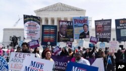 낙태 반대론자들과 찬성론자들이 워싱턴D.C. 연방대법원 앞에서 집회를 열고 있다.(자료사진)