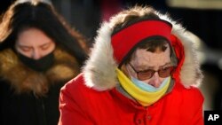 Los viajeros enfrentan temperaturas gélidas cuando llegan en un ferry, el martes 11 de enero de 2022, en Portland, Maine.