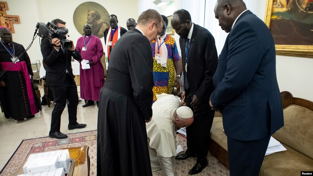 Pope Francis kneels to kiss feet of the President of South Sudan Salva Kiir at the end of a two day spiritual retreat with South Sudan leaders at the Vatican, April 11, 2019. 