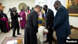 Le pape Francis s'est agenouillé pour embrasser les pieds du président du Soudan du Sud, Salva Kiir, à l'issue d'une retraite spirituelle de deux jours avec les dirigeants du Soudan du Sud au Vatican, le 11 avril 2019.