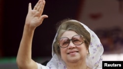 FILE - Bangladesh Nationalist Party Chairperson Begum Khaleda Zia waves to activists as she arrives for a rally in Dhaka, Jan. 20, 2014. 
