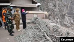 Gubernur Jawa Timur Khofifah Indar Parawansa
didampingi Bupati Lumajang Thoriqul Haq meninjau lokasi bencana Gunung Semeru (foto: Humas Pemprov Jawa Timur).