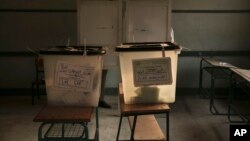 Des urnes avec bulletins de vote lors de la première phase de l'élection le mois dernier en Egypte, 19 octobre 2015.