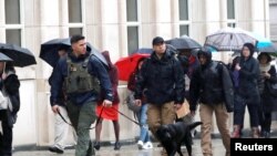 Policías patrullan el edificio de la Corte Federal de Brooklyn, Nueva York, antes del inicio del juicio de Joaquín Guzmán Loera, el capo mexicano de las drogas, el 13 de noviembre de 2018. 