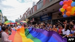 Anggota komunitas Lesbian, Gay, Biseksual, dan Transgender (LGBT) Nepal memegang bendera pelangi saat mengikuti Parade Pride di Kathmandu, 16 Agustus 2019. (Foto: dok)