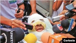 Foto tomada del diario El Día, cuando el periodista era trasladado a un hospital.