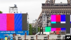 Les ouvriers du bâtiment installent la zone des spectateurs sur le champs de mars près de la Tour Eiffel à Paris, le 3 juin 2016.