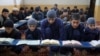 Sejumlah siswa laki-laki membaca Al-Qur'an di sebuah madrasah di Kabul, Afghanistan, pada 18 April 2021. (Foto: Reuters/Omar Sobhani)