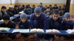 Sejumlah siswa laki-laki membaca Al-Qur'an di sebuah madrasah di Kabul, Afghanistan, pada 18 April 2021. (Foto: Reuters/Omar Sobhani)