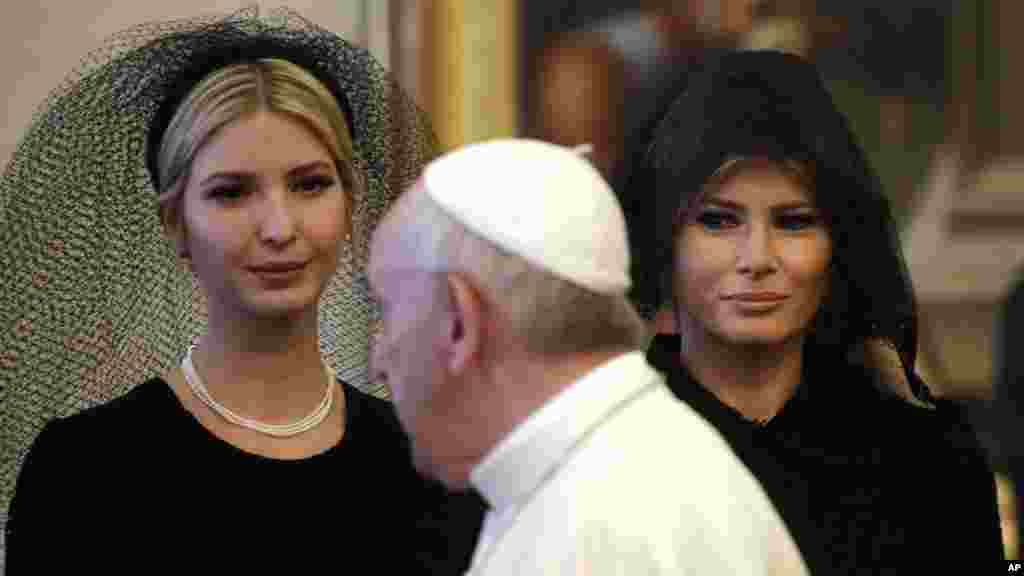 Paparoma Francis tare da uwargidan shugaban kasar Amurka Melania Trump da Ivanka Trump a Fadar Vatican, ranar Laraba 24 ga watan Mayu shekarar 2017. &nbsp;