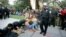 El agente de la policía de la Universidad de California rociando con gas pimienta a los estudiantes en noviembre de 2011.