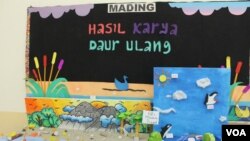 Hasil karya siswa-siswi TK hingga SMP Bright Kiddie Surabaya dengan menggunakan bahan-bahan daur ulang, dalam rangka memperingati Hari Bumi, 22 April 2014 (Foto: VOA/Petrus Riski)