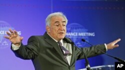 Shugaban Asusun IMF, Dominique Strauss-Kahn yana hira da 'yan jarida bayan taron manyan kasashe masu arzikin masana'antu na duniya cikin watan Fabrairu a Faransa