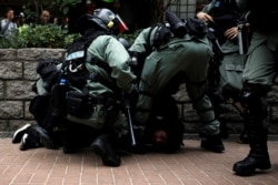 지난 5일 홍콩 도심에서 경찰들이 반정부 시위 참가자를 체포하고 있다.