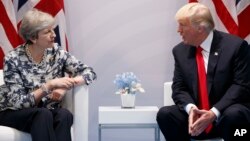 PM Inggris Theresa May dalam pertemuan dengan Presiden AS Donald Trump di sela KTT G20 di Hamburg Juli tahun lalu (foto: dok). May memuji "tanggapan kuat" AS atas serangan racun saraf terhadap mantan mata-mata Rusia di Inggris.