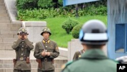 남쪽을 주시하는 판문점의 북한 경비병들(자료사진)