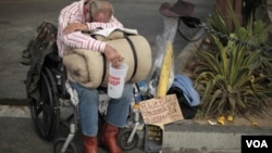 Un desamparado sin hogar pide dinero en la calle.