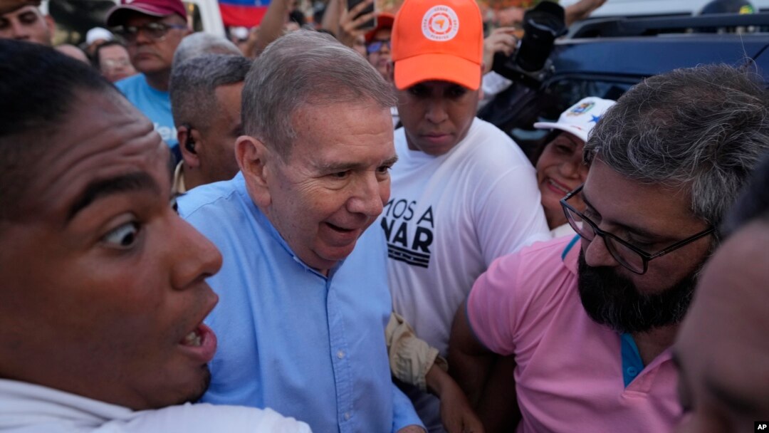 Edmundo González Urrutia, candidato presidencial opositor, saluda a simpatizantes durante un acto de campaña en Guatire, el 31 de amyo de 2024.
